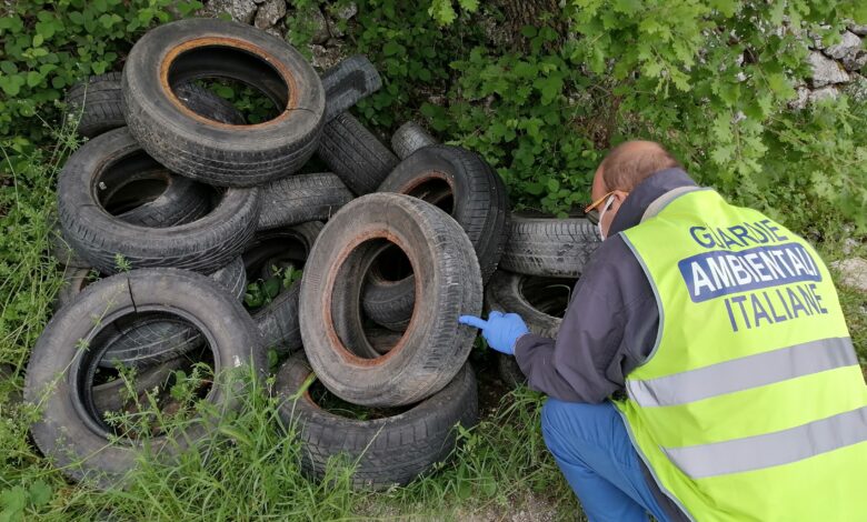 Abbandono di pneumatici esausti nel Parco Nazionale del Gargano