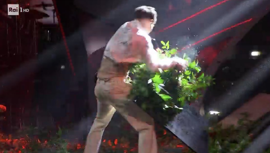 Blanco spacca il palco dell’Ariston, reazione fuori di testa a Sanremo. Fischi del pubblico