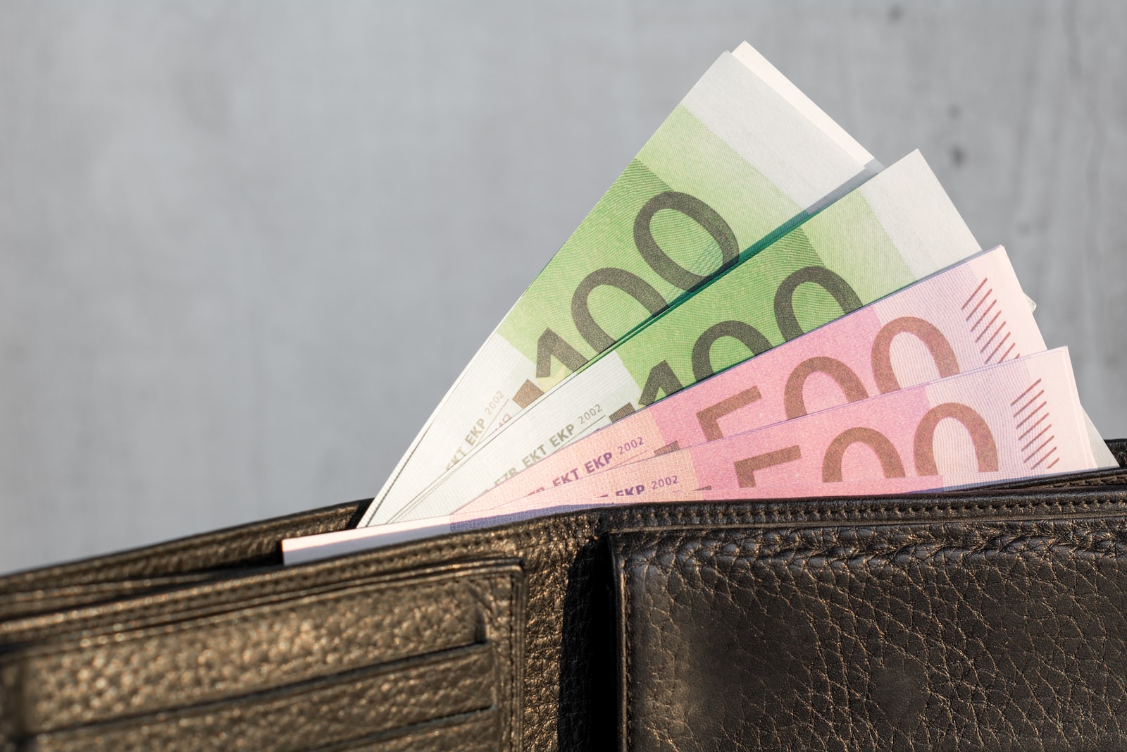 Trova borsellino con 13mila euro lo porta alla polizia
