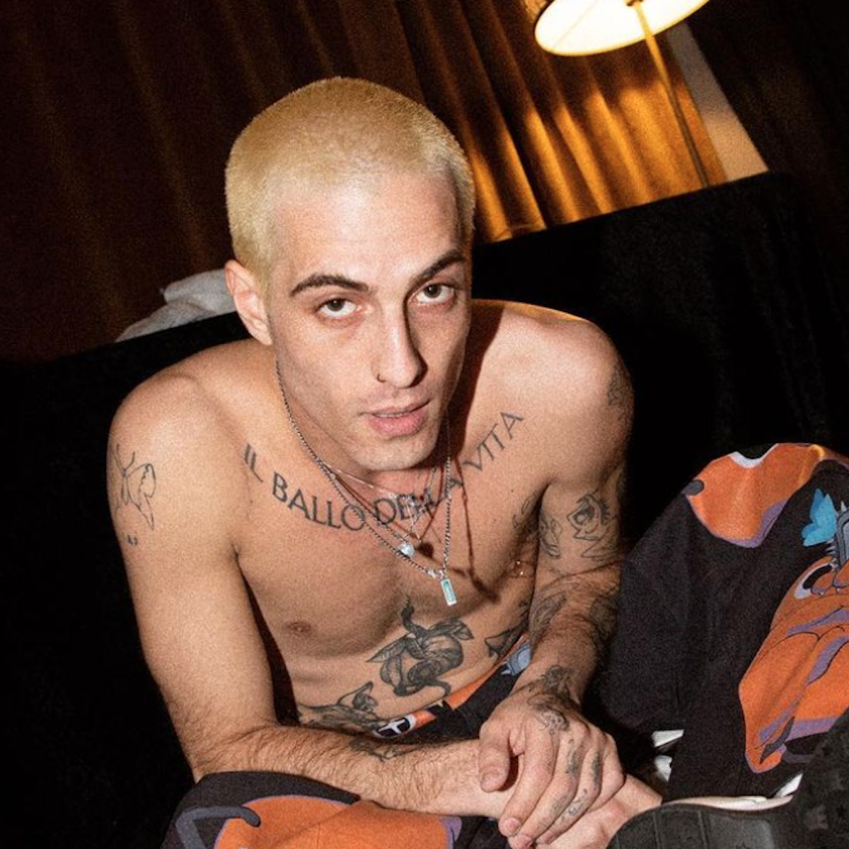 Damiano dei Maneskin taglia i capelli
