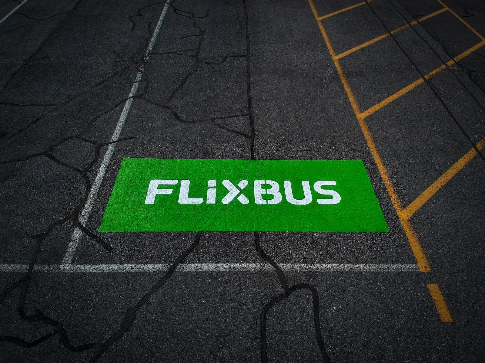 a green sign that says flixbus on it