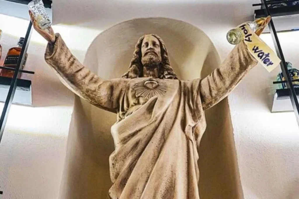 Bar espone statua di Gesù