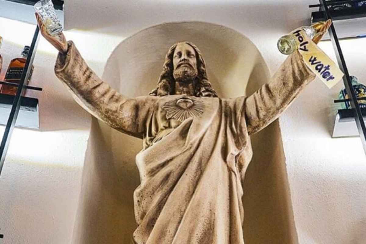Bar espone statua di Gesù con una bottiglia di vodka in mano, rischia di chiudere