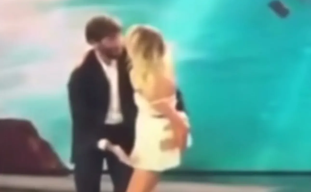 Alessia Marcuzzi abbracci con Stefano de Martino