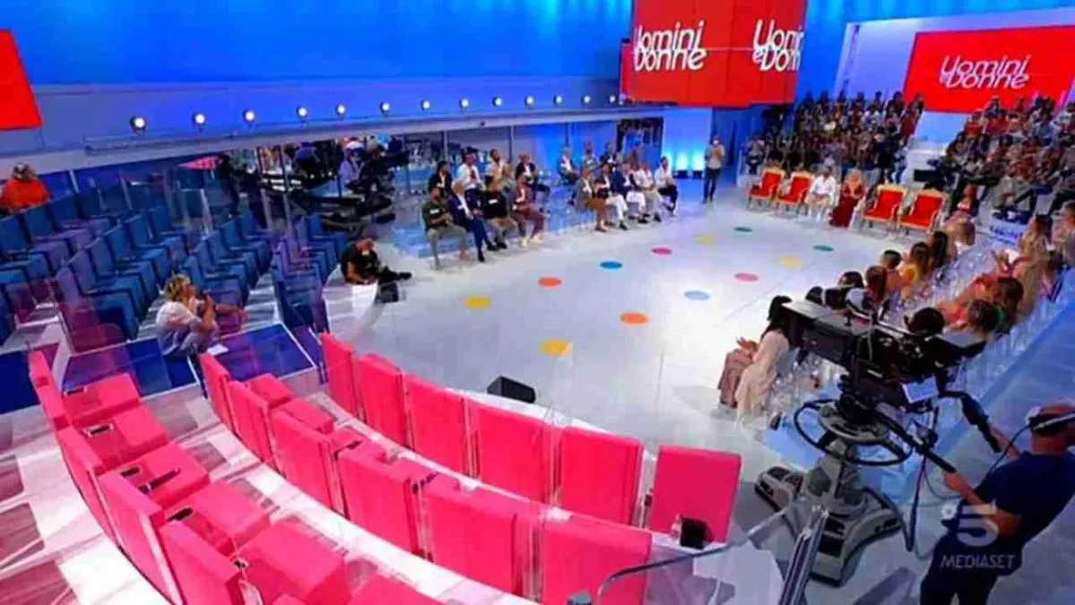 foto uomini e donne rissa maria de filippi