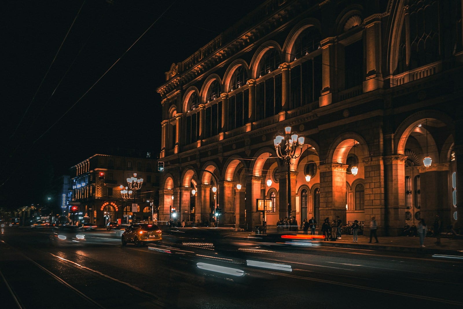 a city street filled with lots of traffic at night