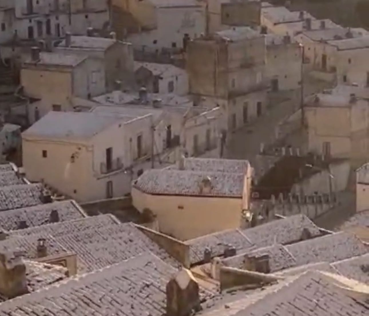 Monte Sant'Angelo si sveglia con una spolverata di neve