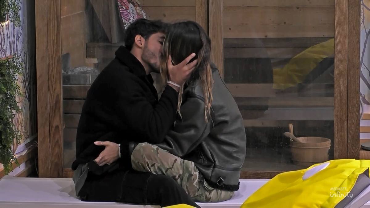 Javier Martinez ed Helena Prestes bacio al GF