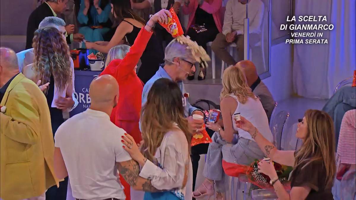 Gemma Galgani lancia patatine contro Arcangelo