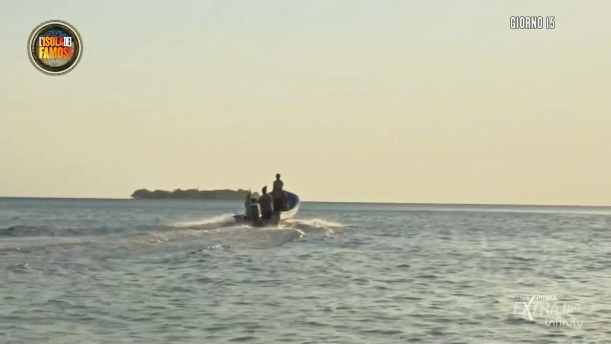 Naufraghi in barca all'Isola dei famosi