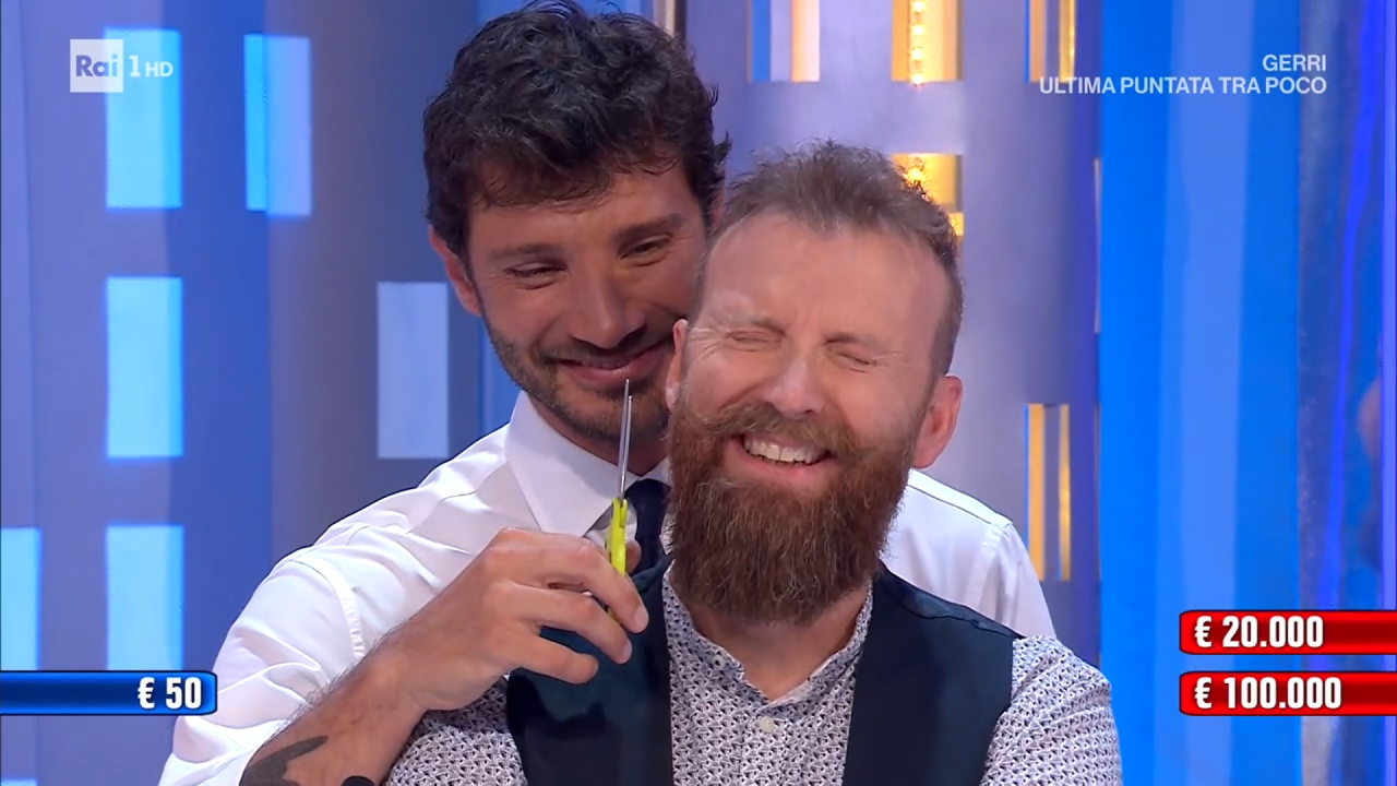 Affari Tuoi, Stefano De Martino che taglia i baffi ad un pacchista