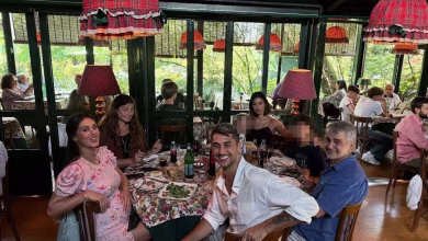 Belen fotografata mentre cammina per strada