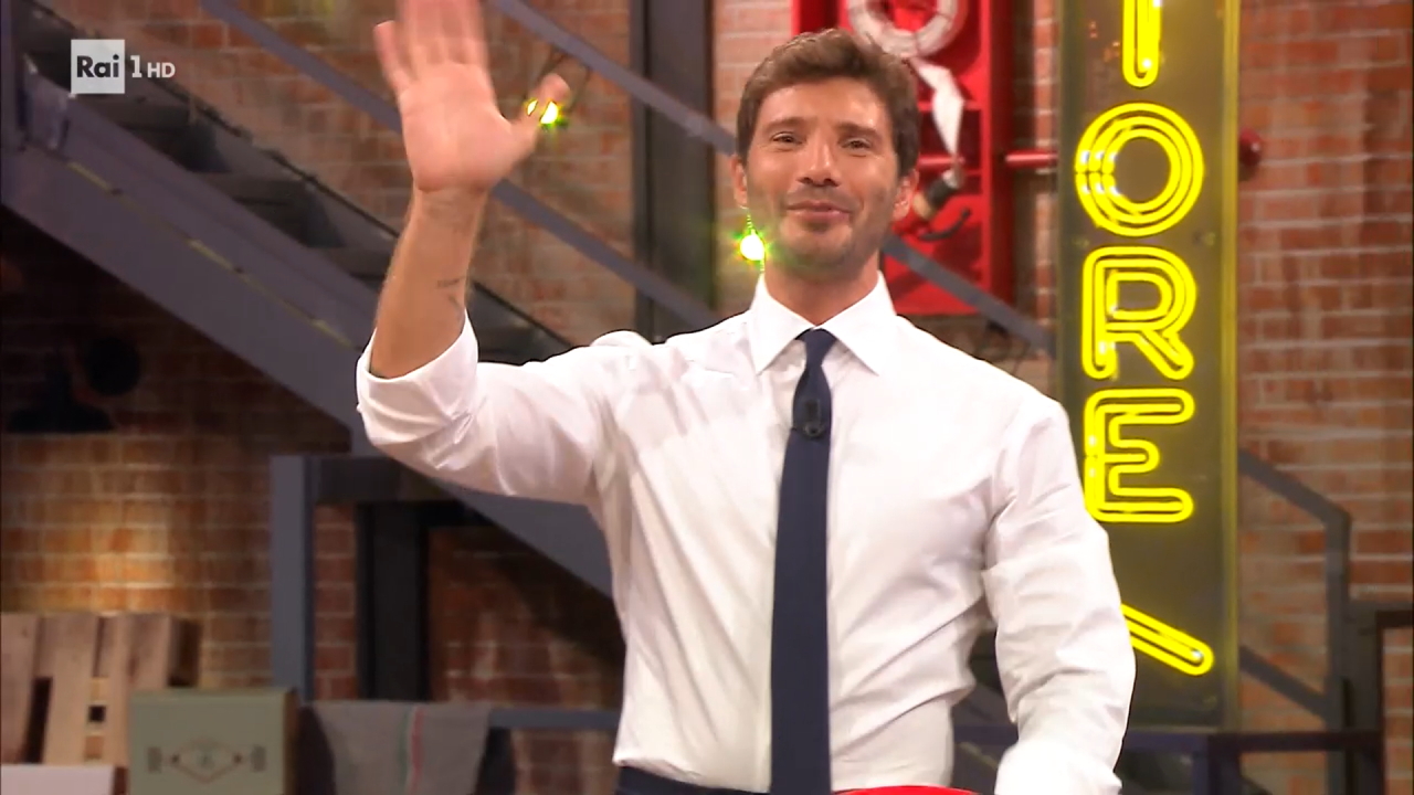 Stefano De Martino che saluta il pubblico di Affari Tuoi