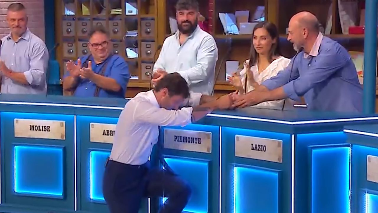 Stefano De Martino si inchina al Veggente di Affari tuoi