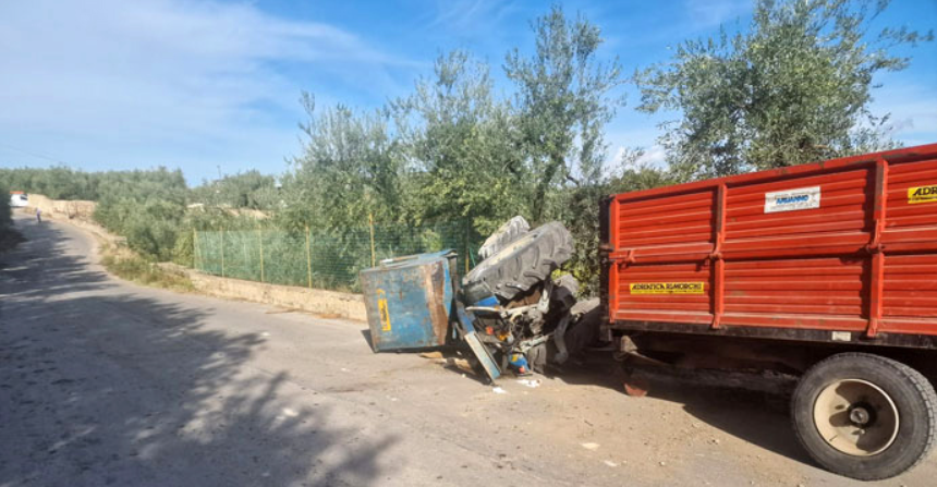 Trattore esce fuori strada