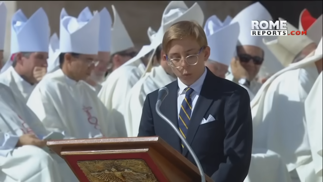 michele acutis durante la canonizazione del fratello carlo acutis