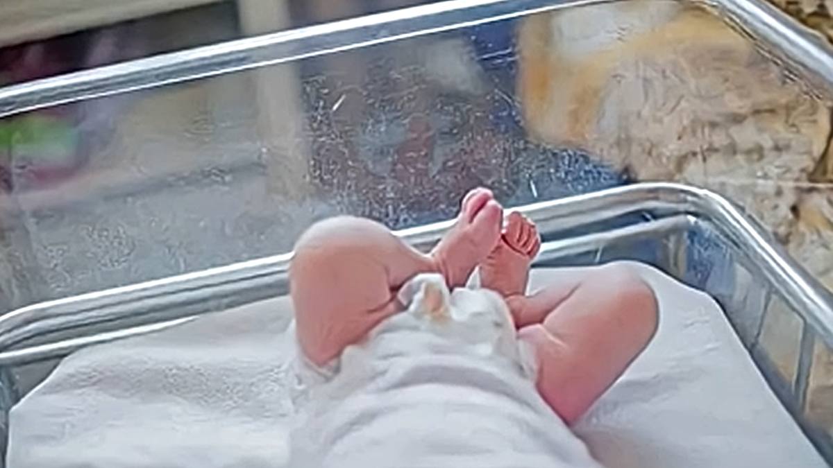 Ciriè, donna partorisce nel bagno di casa