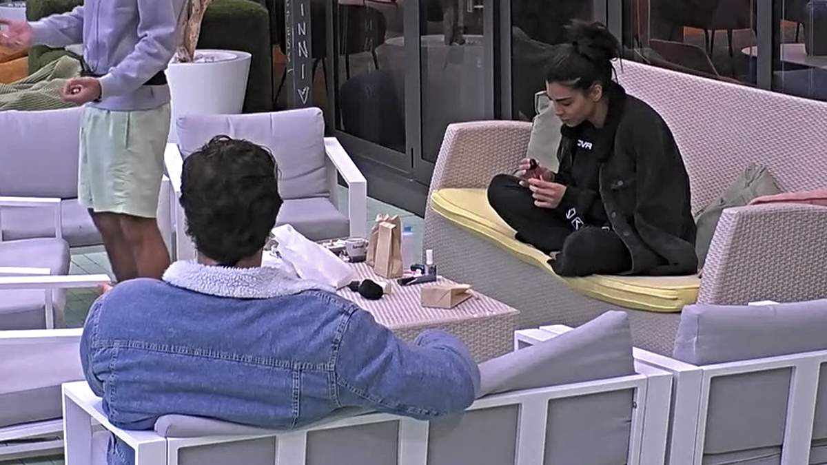 Grande Fratello, Omer pensa che lo attaccano perché è forte, Rasha lo smonta