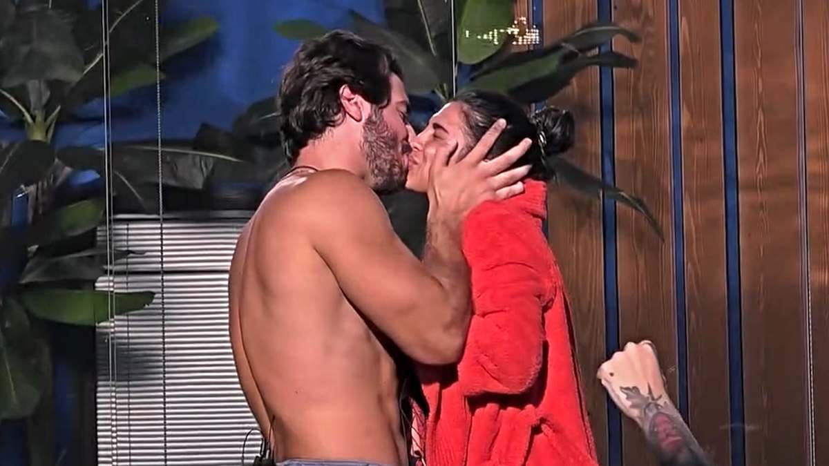 Grande Fratello primo bacio tra Rasha e Omer