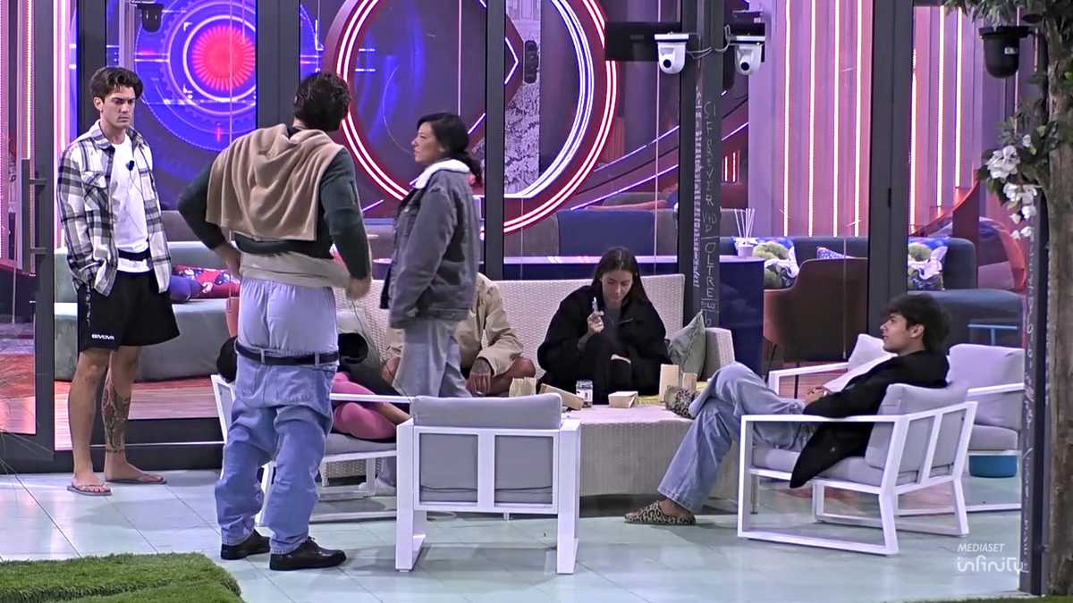 Omer si abbassa i pantaloni e sfiora la rissa con Simone e Jonas