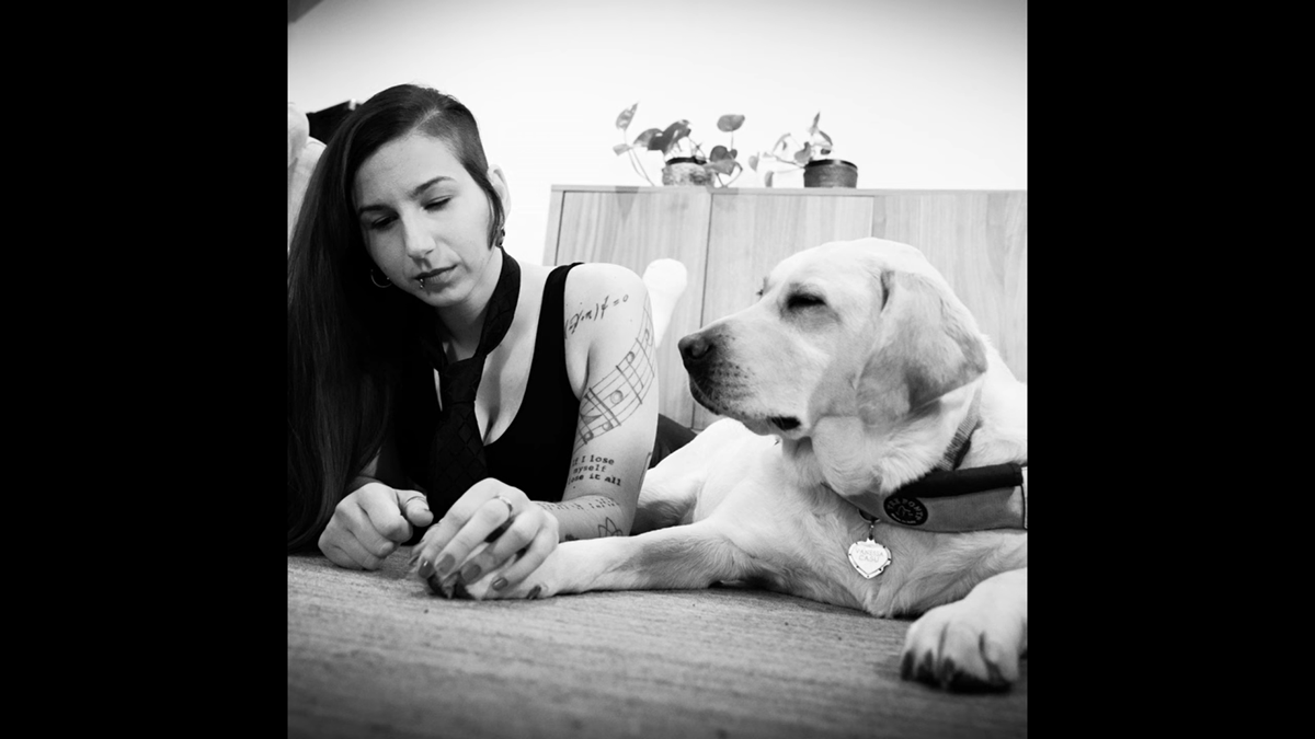 Chi è Vanessa Casu la cantautrice non vedente e il legame speciale con il cane guida Pancake