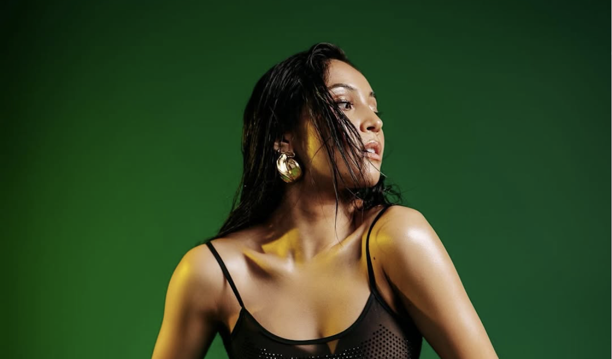Kiara Fina nuova ballerina di Amici 25 ritratta in posa elegante durante uno shooting fotografico su sfondo verde