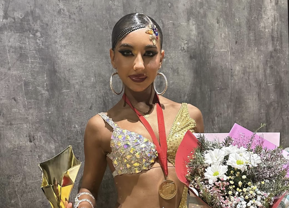 Maddalena Cadorin, ballerina latinista di Amici 25, con medaglia e trofeo dopo una gara