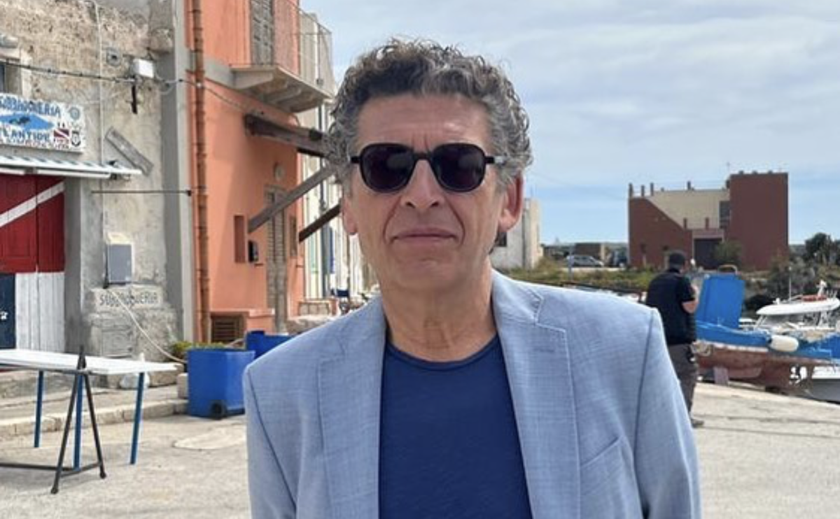 Ninni Bruschetta sul set di Don Matteo 15, l’attore interpreta il nuovo vescovo nella fiction Rai con Raoul Bova