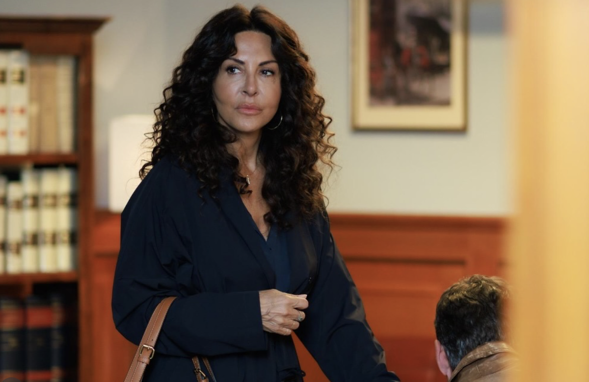 Virginia di A Testa Alta nell’ultima puntata del 21 gennaio 2026, scena della fiction con il personaggio interpretato da Sabrina Ferilli