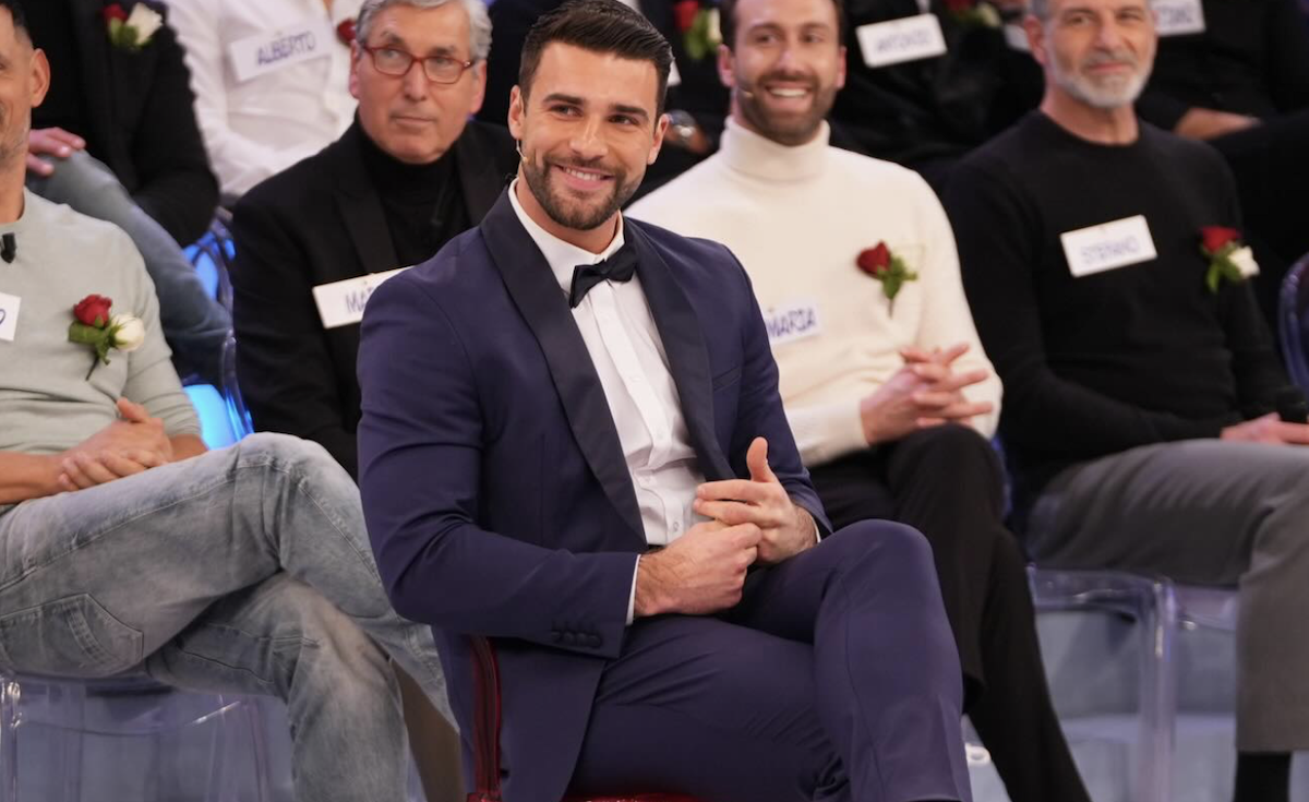 Fabio Ubirti elegante in studio a Uomini e Donne durante una registrazione del programma Mediaset