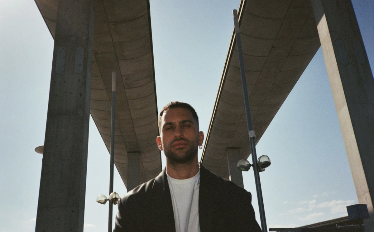 Mahmood sotto un cavalcavia urbano, protagonista della colonna sonora Le cose non dette