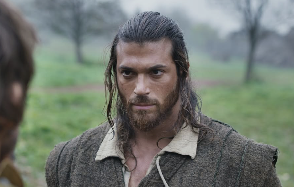 Can Yaman, immagine dell’attore turco al centro delle notizie dopo l’arresto avvenuto a Istanbul durante un’operazione antidroga.