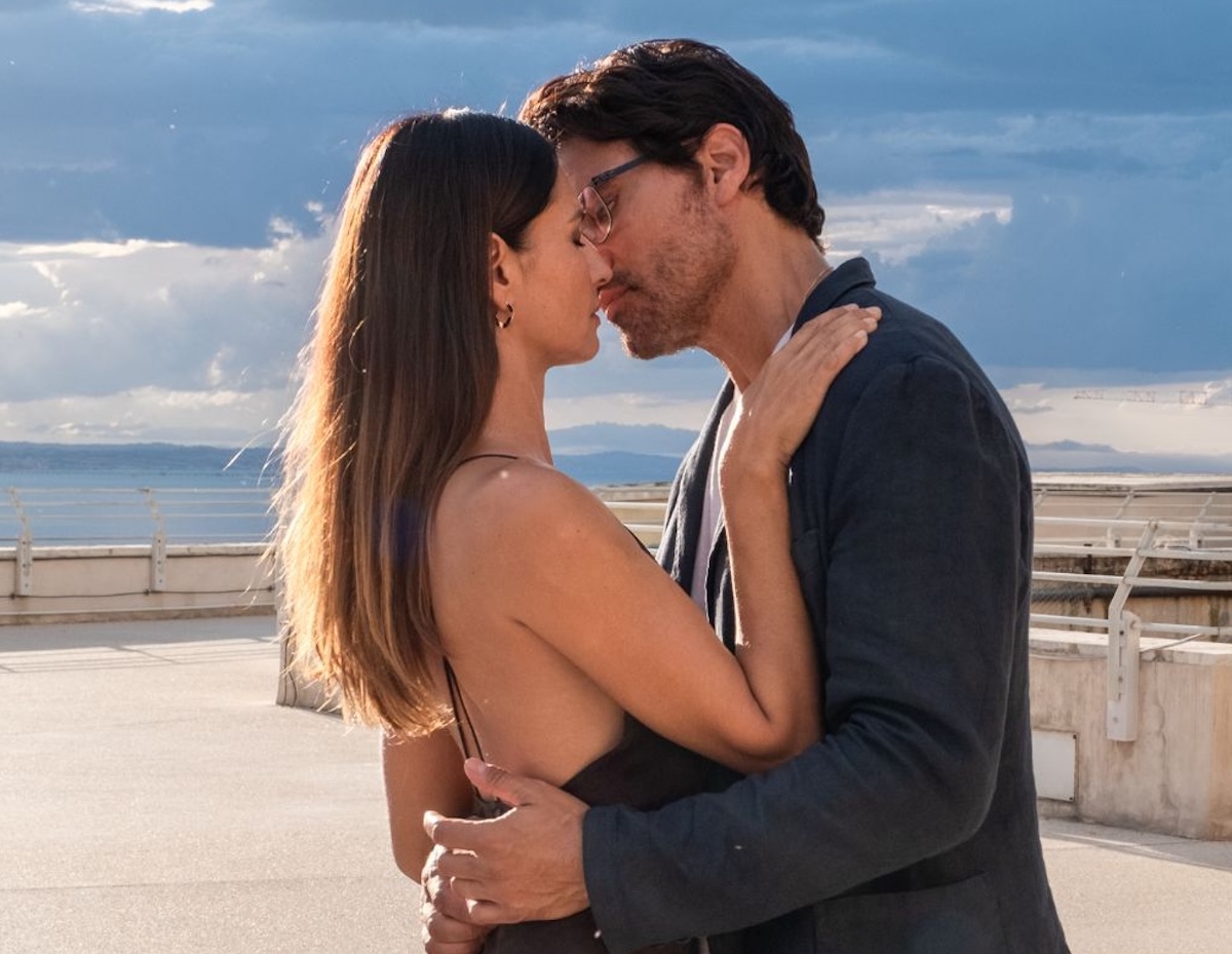 Scena di un bacio tra i protagonisti di Colpa dei Sensi