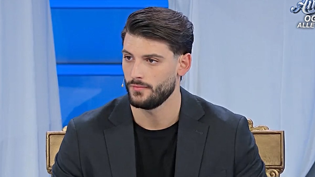 Uomini e Donne, Ciro Solimeno bacia Alessia in esterna poi si infuria