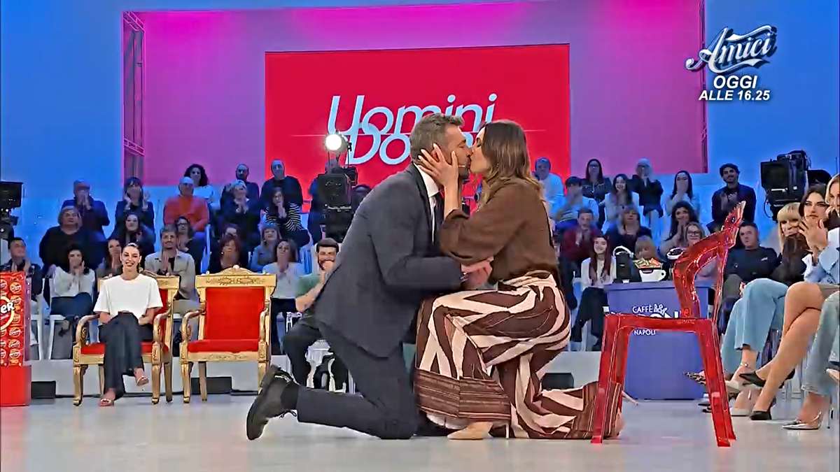 Uomini e Donne Roberto chiede ad Agnese di sposarlo