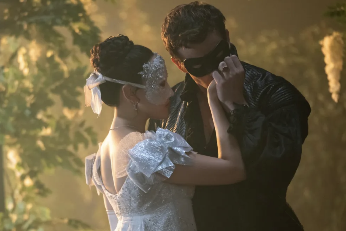 Benedict e Sophie mascherati in una scena romantica di Bridgerton 4 tra luci soffuse.