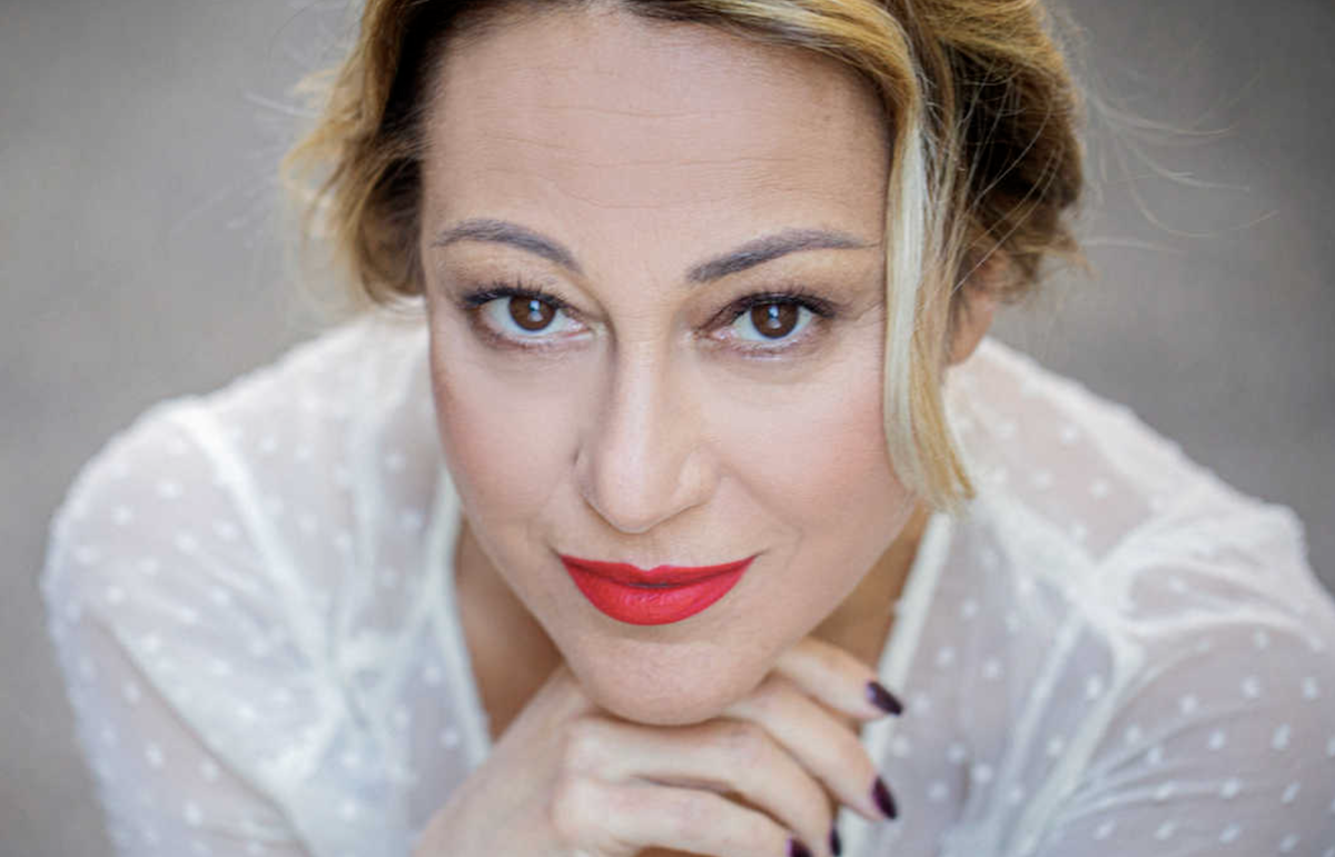 Primo piano di Lara Sansone proprietaria del teatro Sannazaro di Napoli e attrice in un Posto al Sole