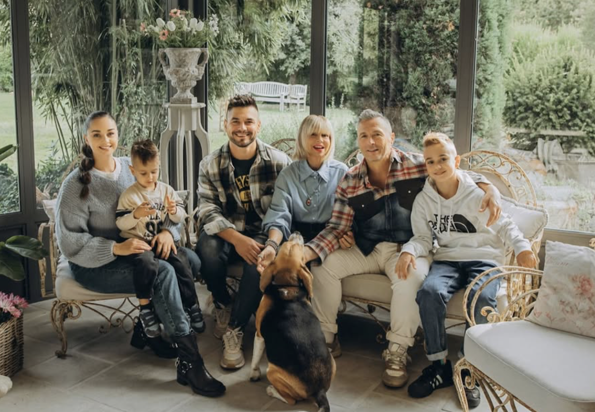 Vladik, figlio adottivo di Paolo Belli e Deanna, insieme a tutta la famiglia