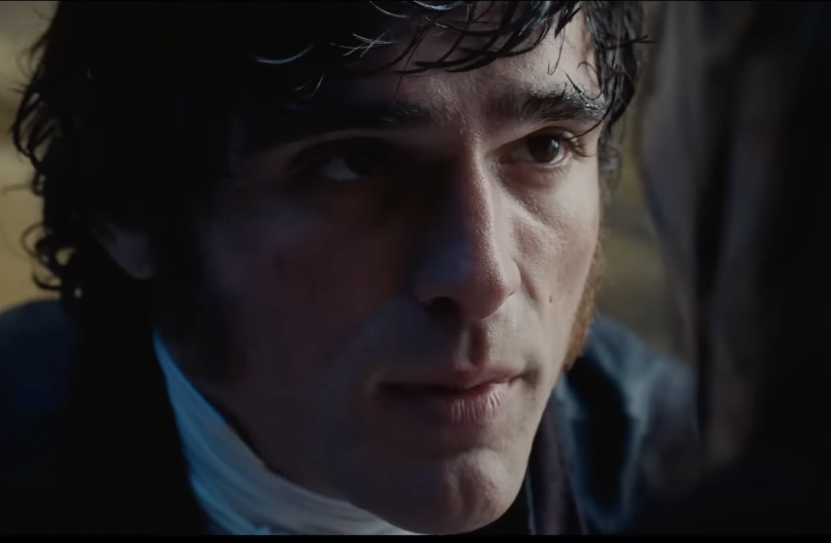 Jacob Elordi in una scena intensa del film Cime tempestose, primo piano drammatico ambientato in un contesto cupo e romantico.
