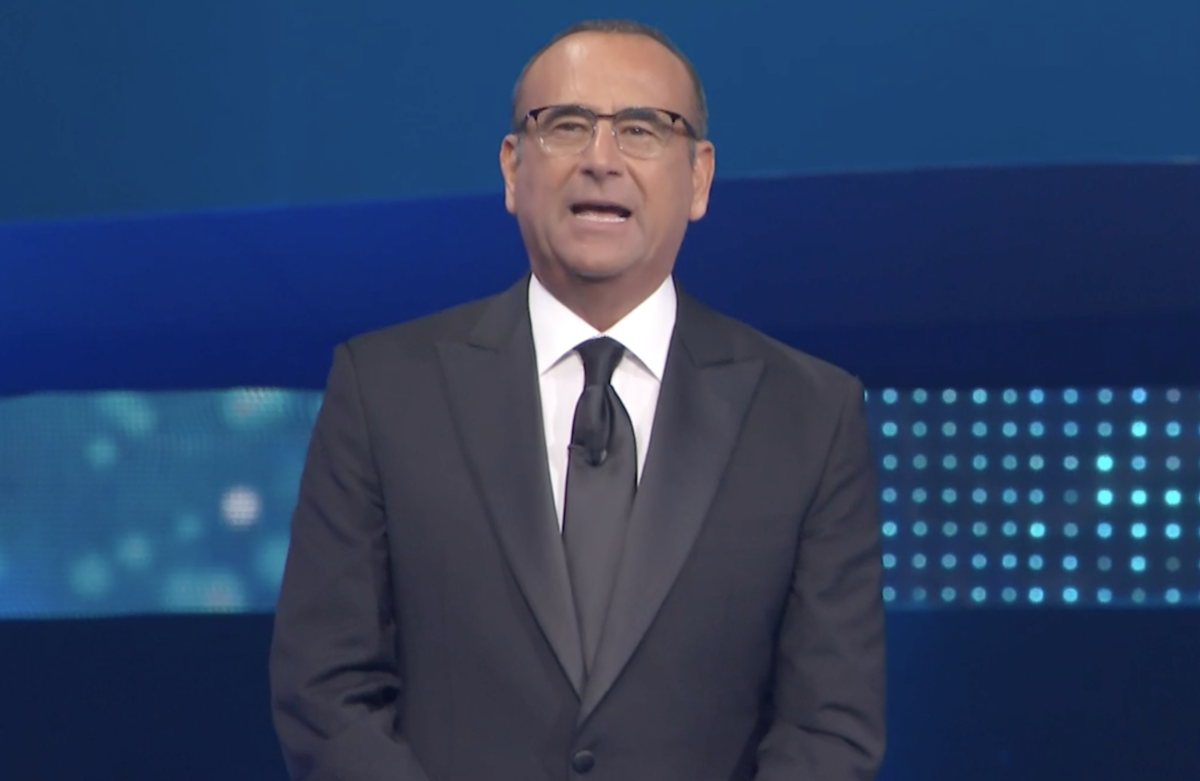 Carlo Conti presenta Sanremo 2026 sul palco dell’Ariston durante la prima serata del Festival
