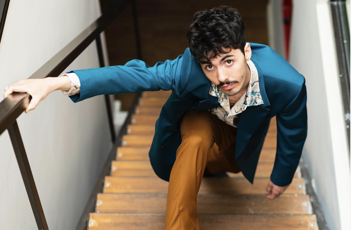 Fulminacci sulle scale durante Sanremo 2026 mentre presenta la canzone Stupida sfortuna