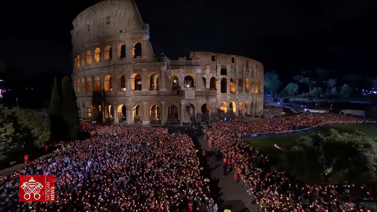 Via Crucis 2026 al Colosseo orario, diretta TV e streaming. Ecco dove seguire la celebrazione del Venerdì Santo presieduta da Papa Leone XIV.