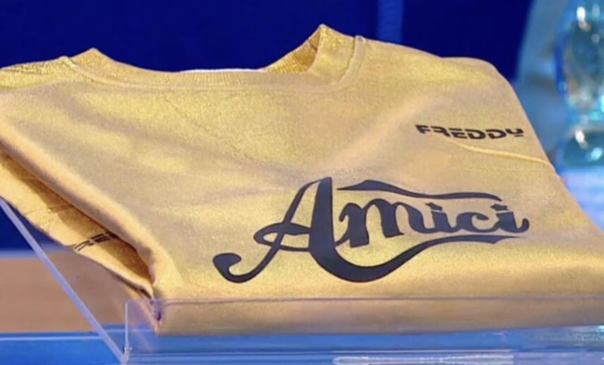 maglia ora che simboleggia il passaggio al serale degli allievi di Amici 25