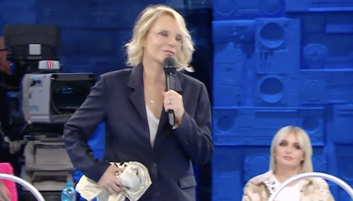 Maria De Filippi consegna la maglia del serale ad un allievo