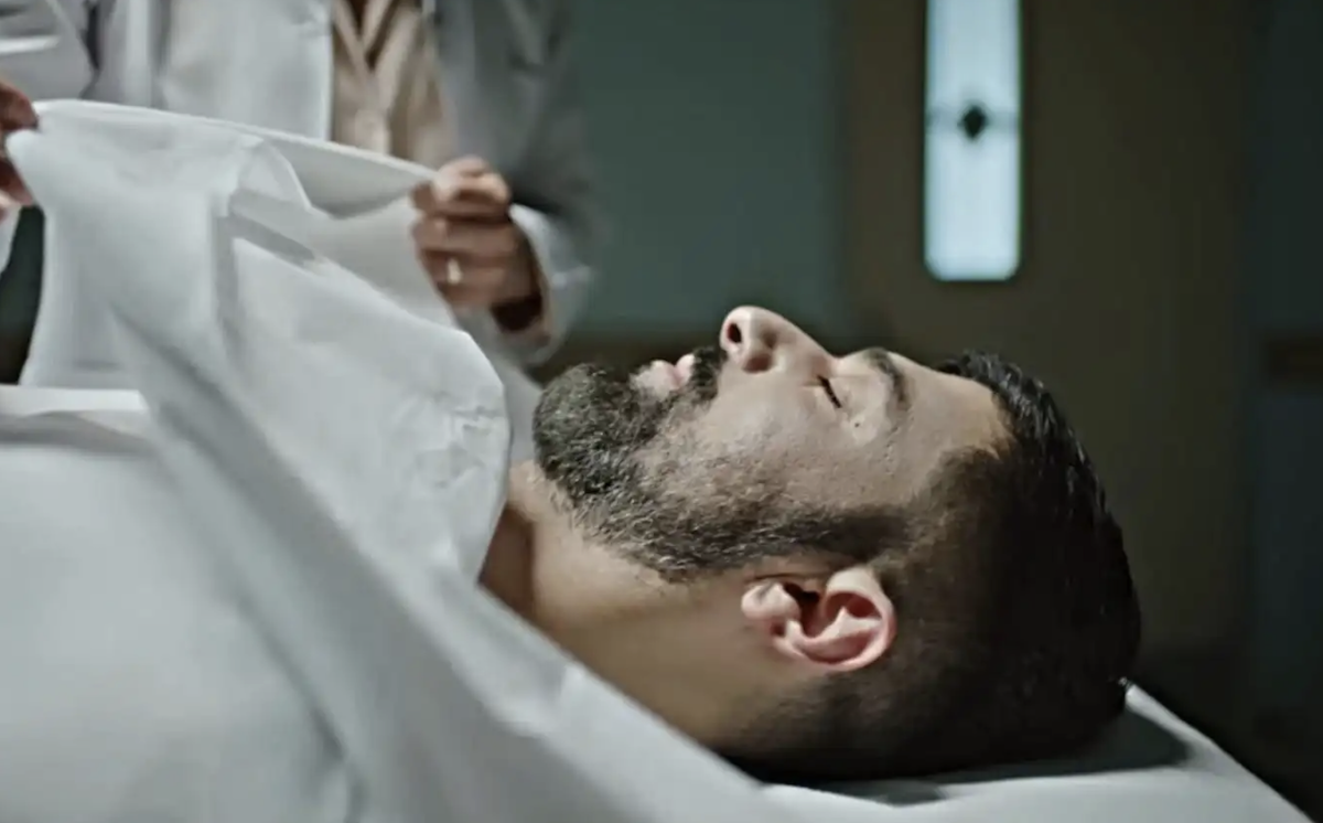 Tahir in una scena dell'ultima puntata di Io sono Farah in onda il 13 marzo