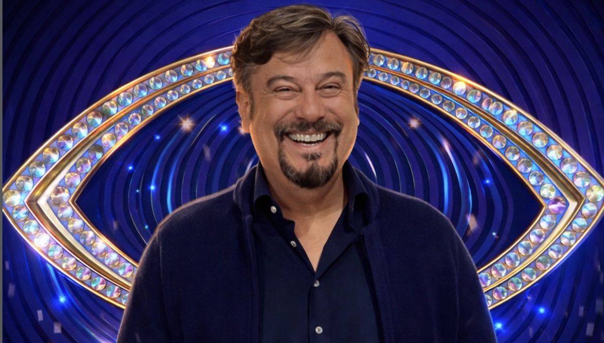 Dario Cassini sorridente al GF VIP 2026, comico e attore italiano tra i nuovi concorrenti del reality