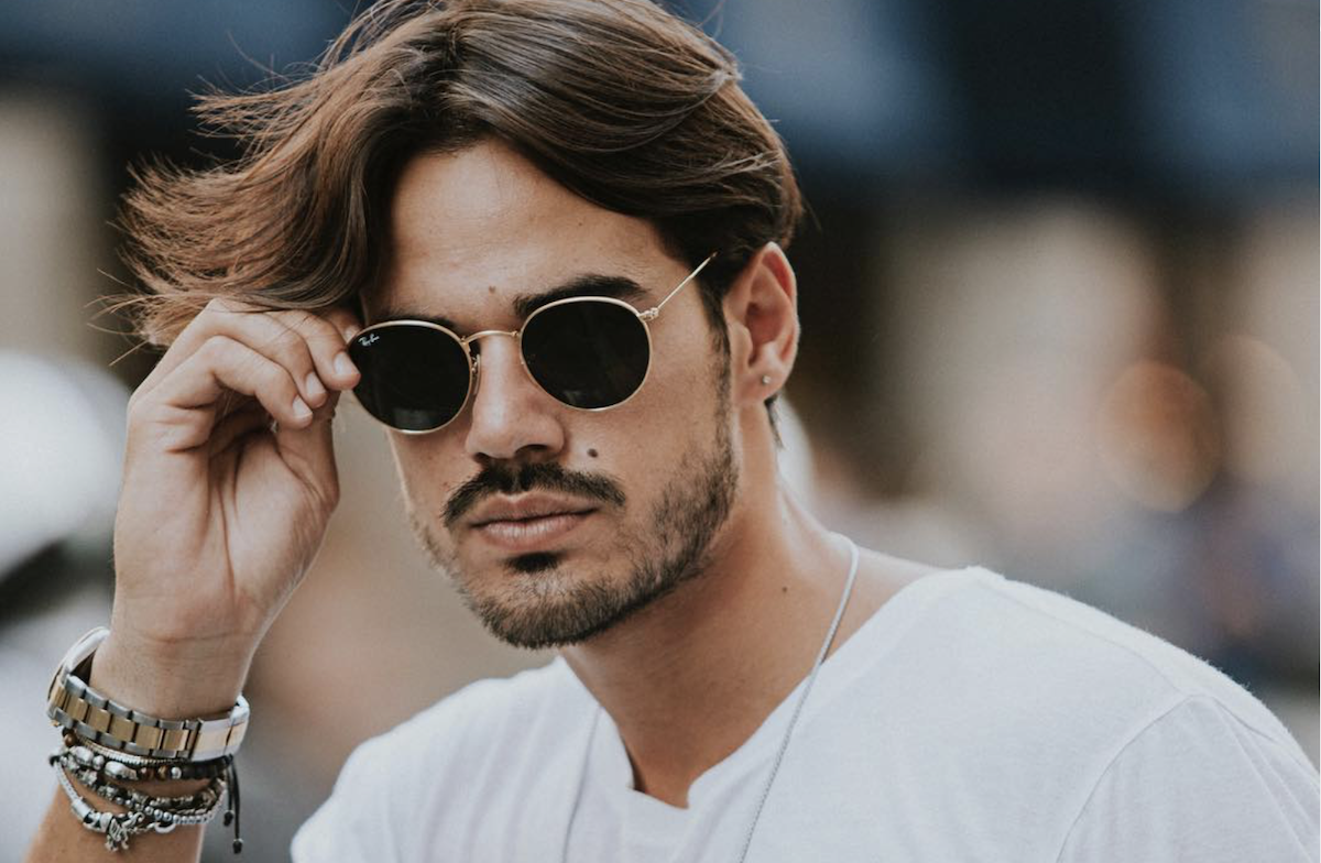Nicolò Brigante con occhiali da sole, nuovo concorrente del Grande Fratello Vip 2026 ed ex tronista di Uomini e Donne