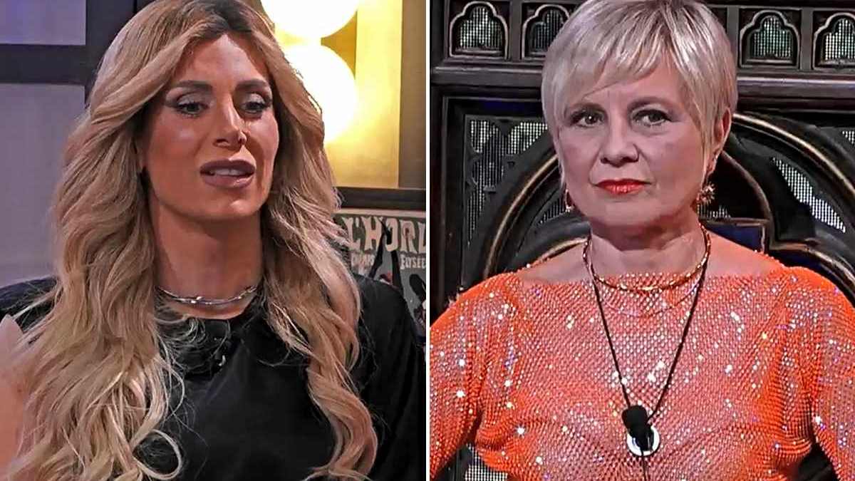 Antonella Elia colpisce Paola Caruso con un cocco mentre si scontrato