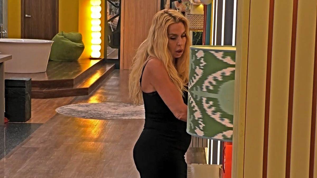 Malore per Valeria Marini al GF Vip, nella casa ha vomitato