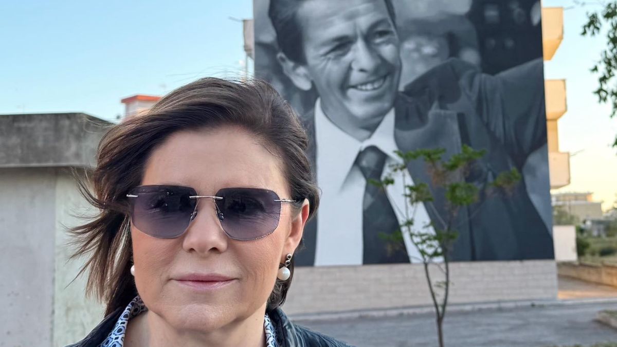 Murale Enrico Berlinguer a Manfredonia, la figlia Bianca all'inaugurazione